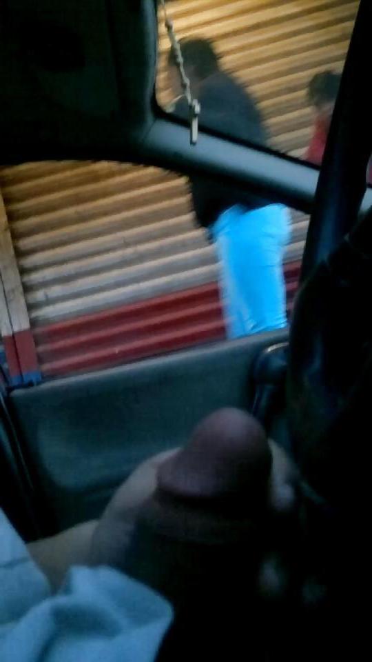 25P Flashing, exhibicionismo, mostrando el pene en la calle