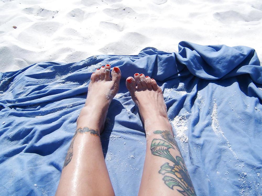 25P Feet and toes at the beach