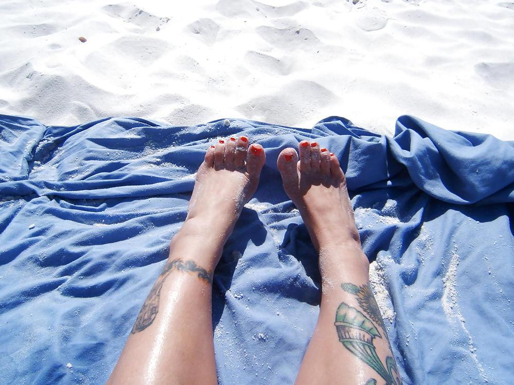 25P Feet and toes at the beach