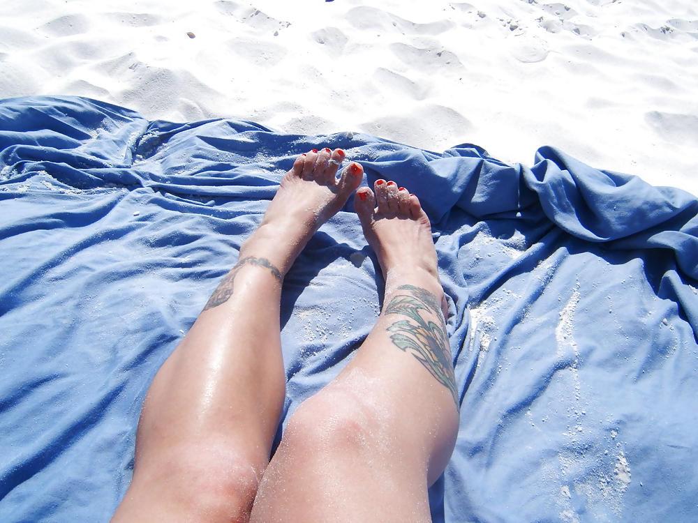 25P Feet and toes at the beach