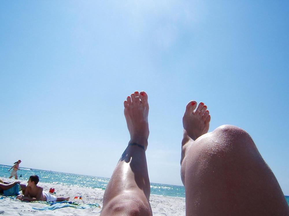 25P Feet and toes at the beach