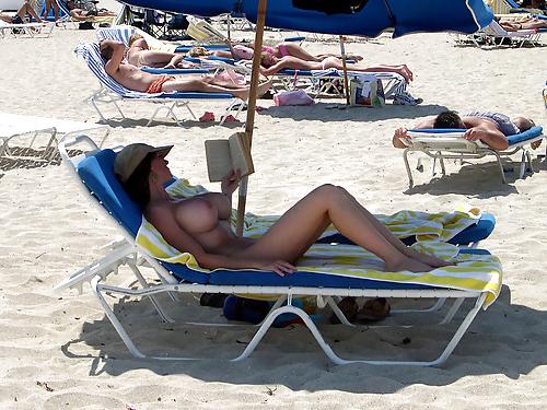 25P NUDE AT THE BEACH