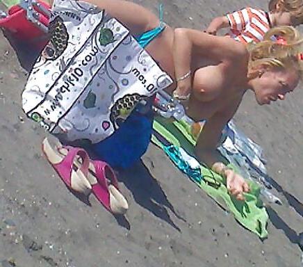 4P Big boobs beach, she looks me