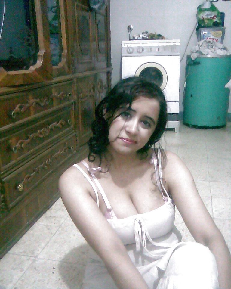 15P Tunisian girl flashing new pictures