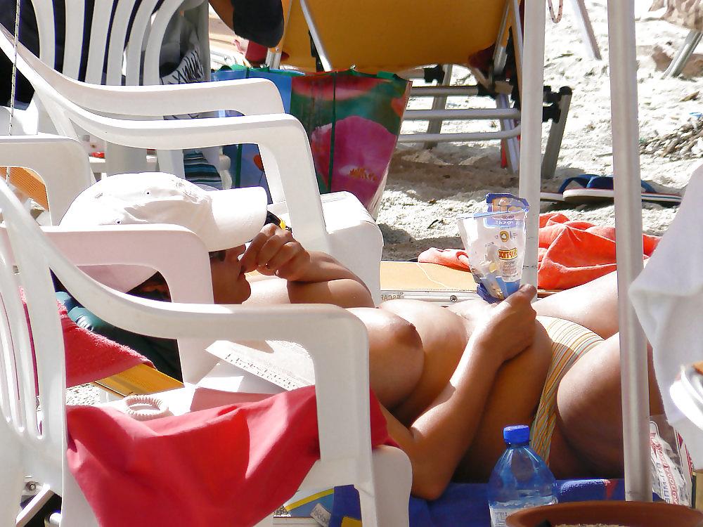 4P GREEK LADIES NAKED AT THE BEACH