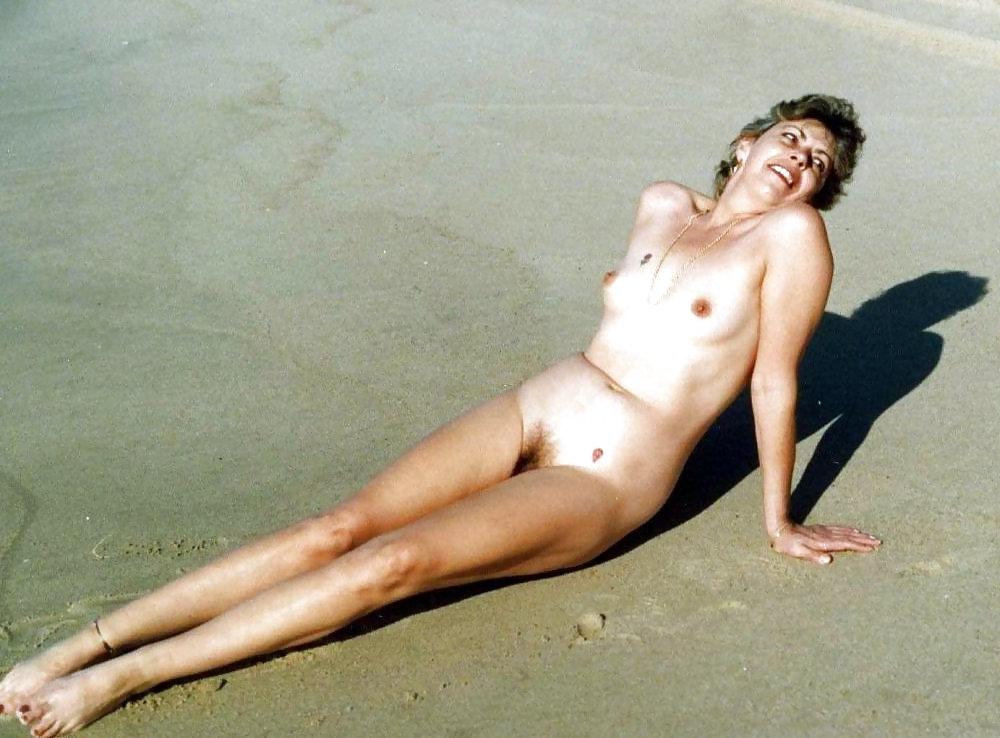 25P NUDE AT THE BEACH