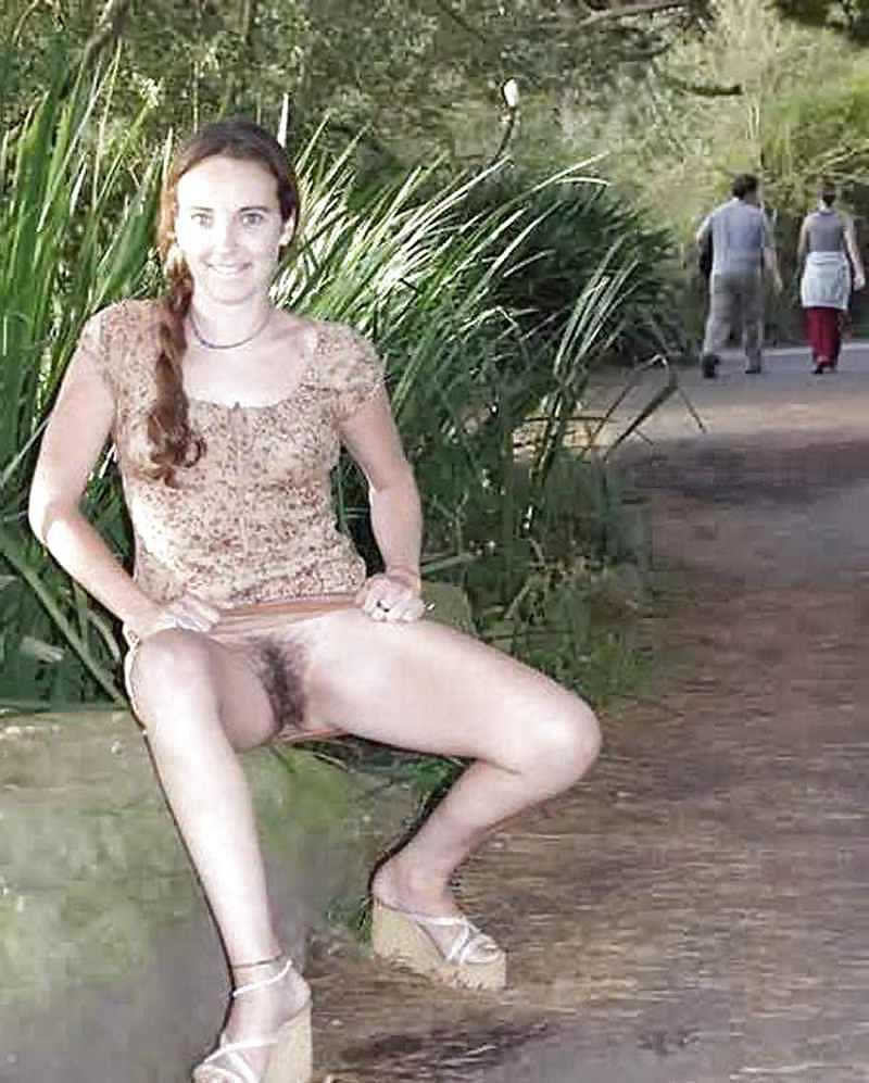 6P Public pussy flashing