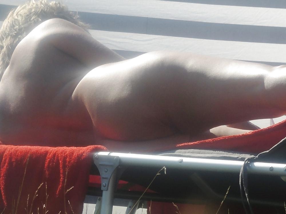 10P Secretly photographed on the beach
