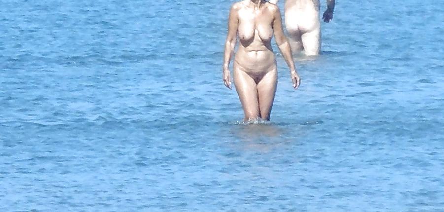 10P photos secretly naked on beach