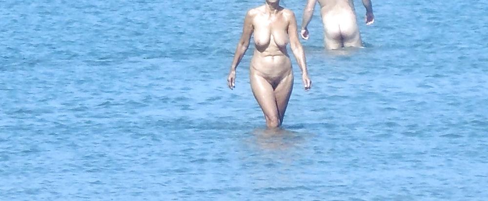 10P photos secretly naked on beach