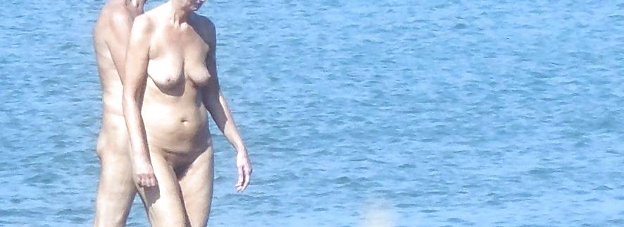10P photos secretly naked on beach