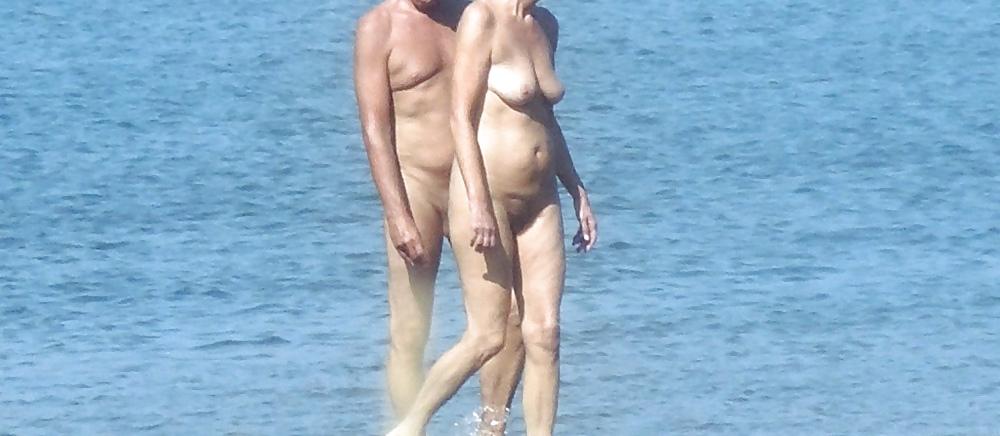 10P photos secretly naked on beach