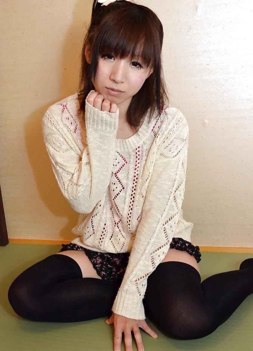 15P Japanese girl flashing pussy