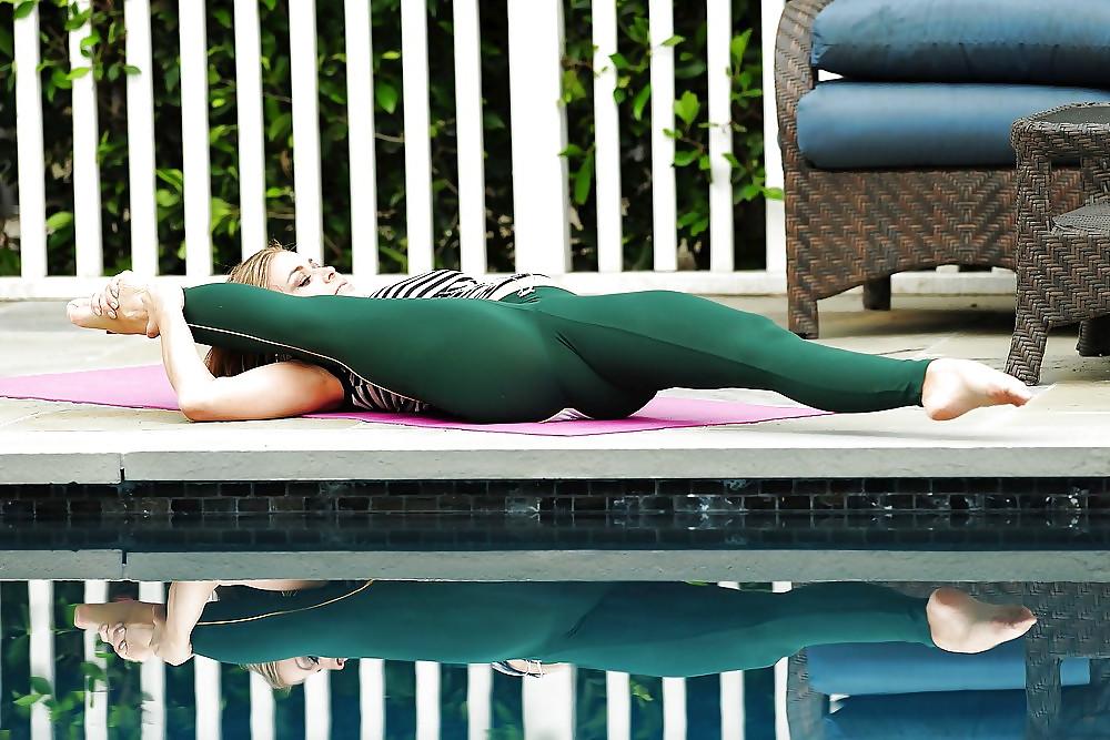 16P Carmen Electra doing yoga 