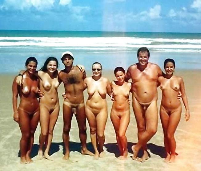 25P Groups Of Naked People On The Beach - Vol. 1