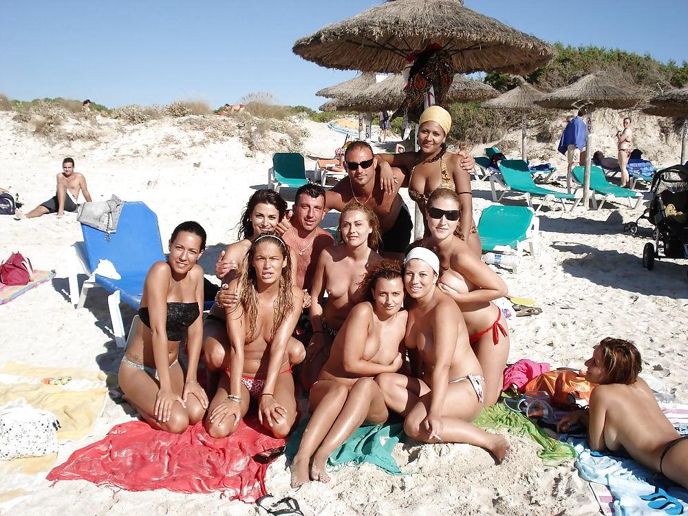 25P Groups Of Naked People On The Beach - Vol. 1