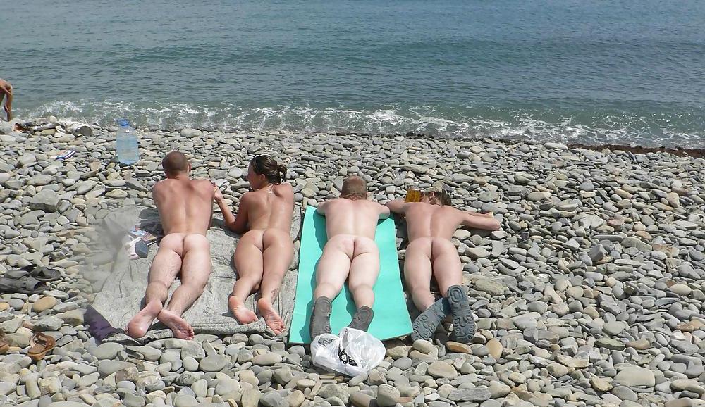 25P Groups Of Naked People On The Beach - Vol. 1