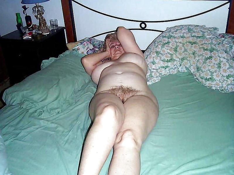 24P Amateur mature hairy!!