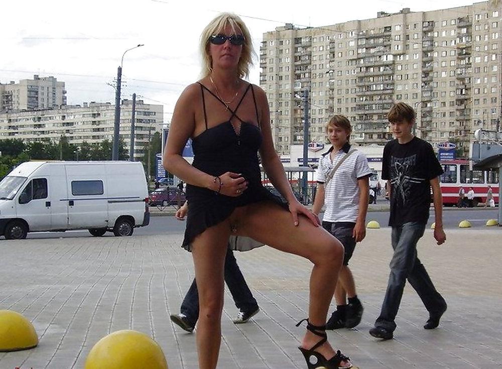 16P Flashing by the pussy