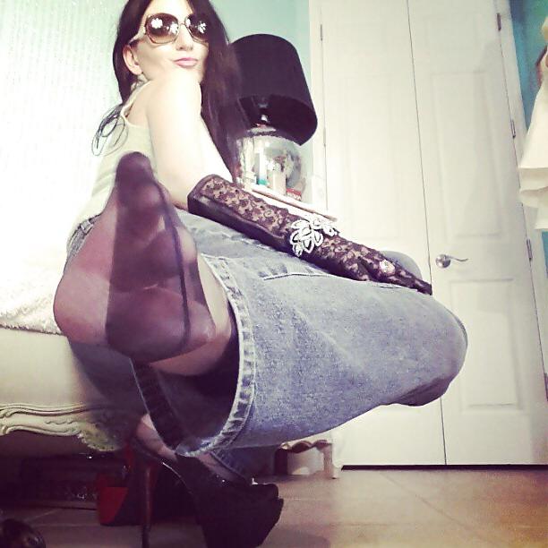 25P Chicks in pants and nylons