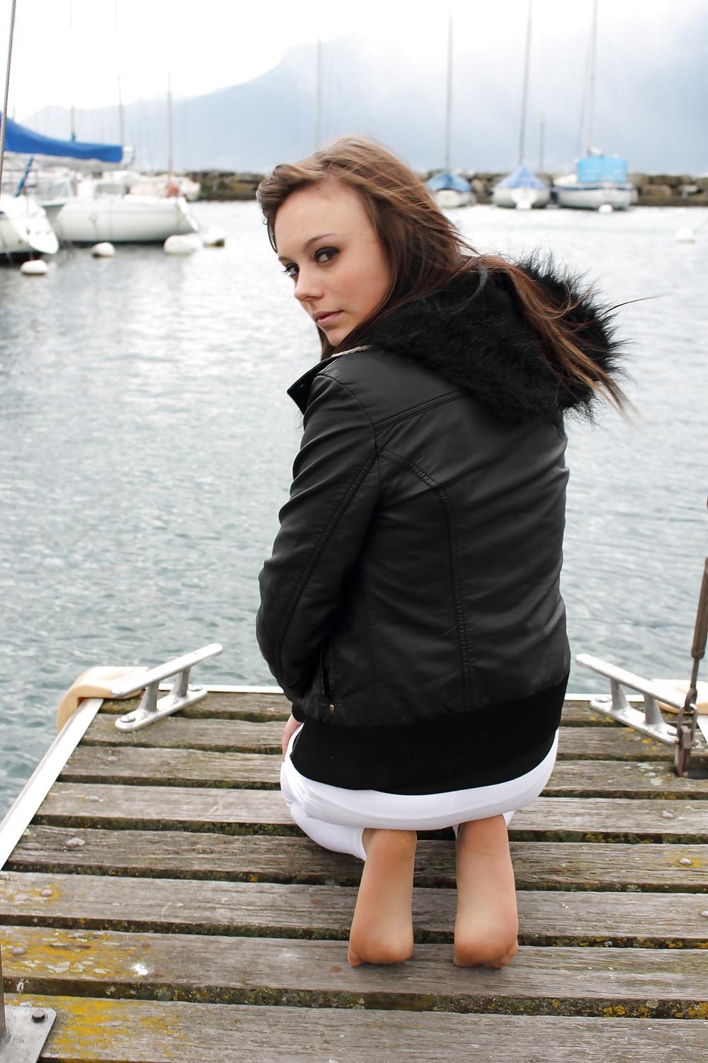 25P Chicks in pants and nylons