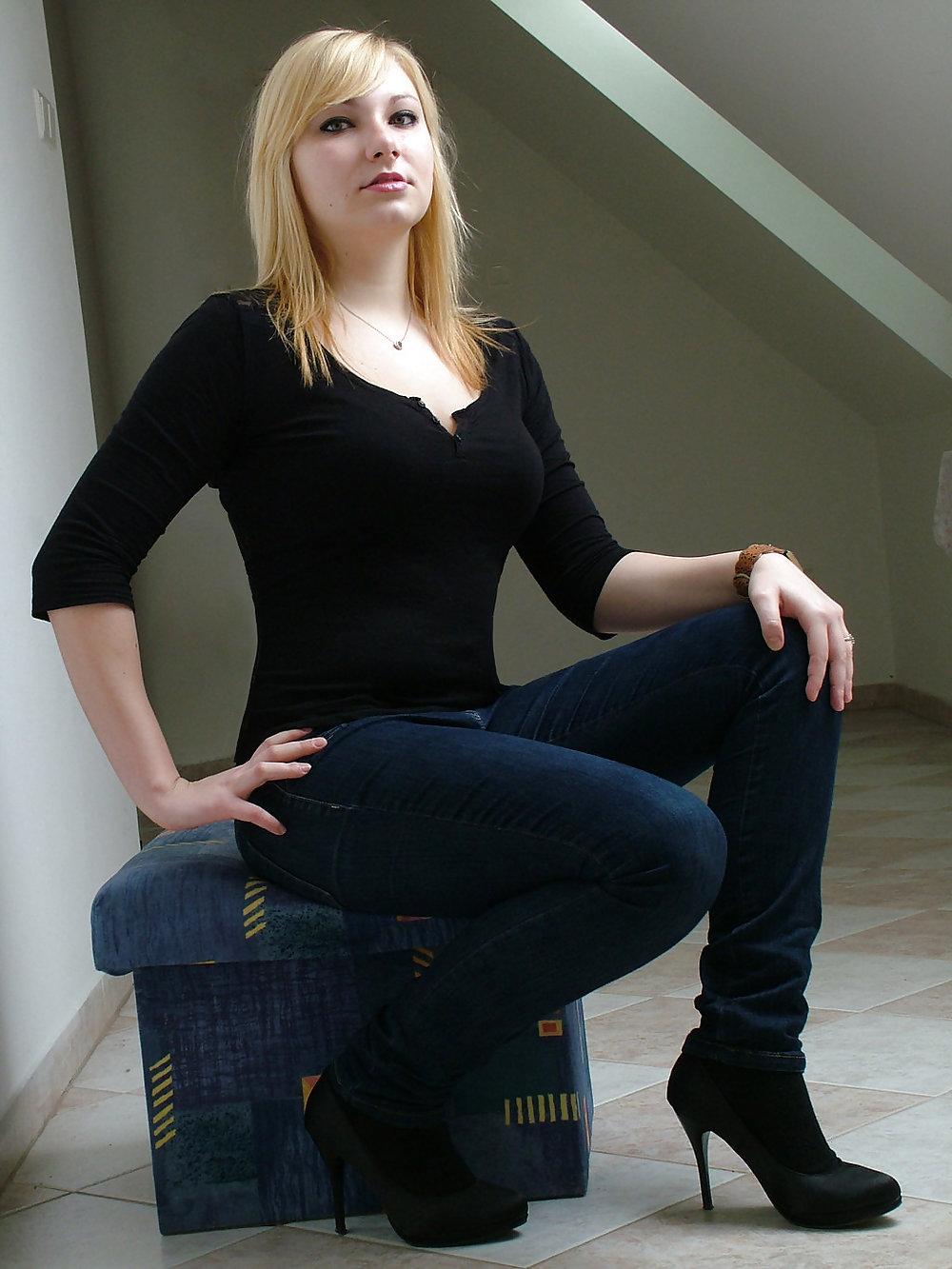 25P Chicks in pants and nylons