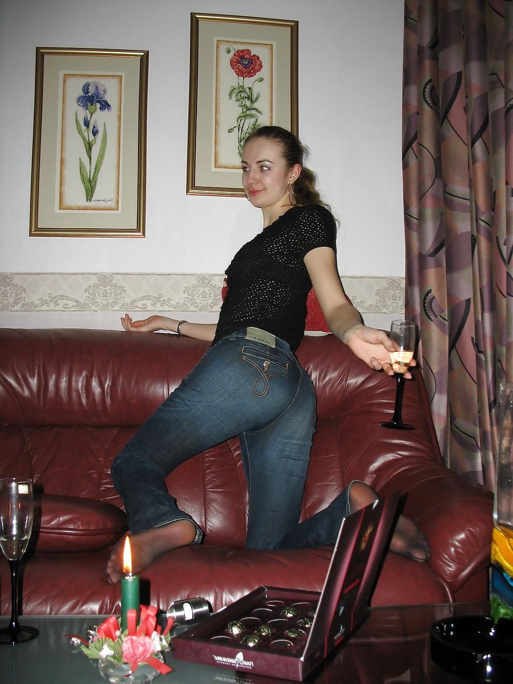25P Chicks in pants and nylons