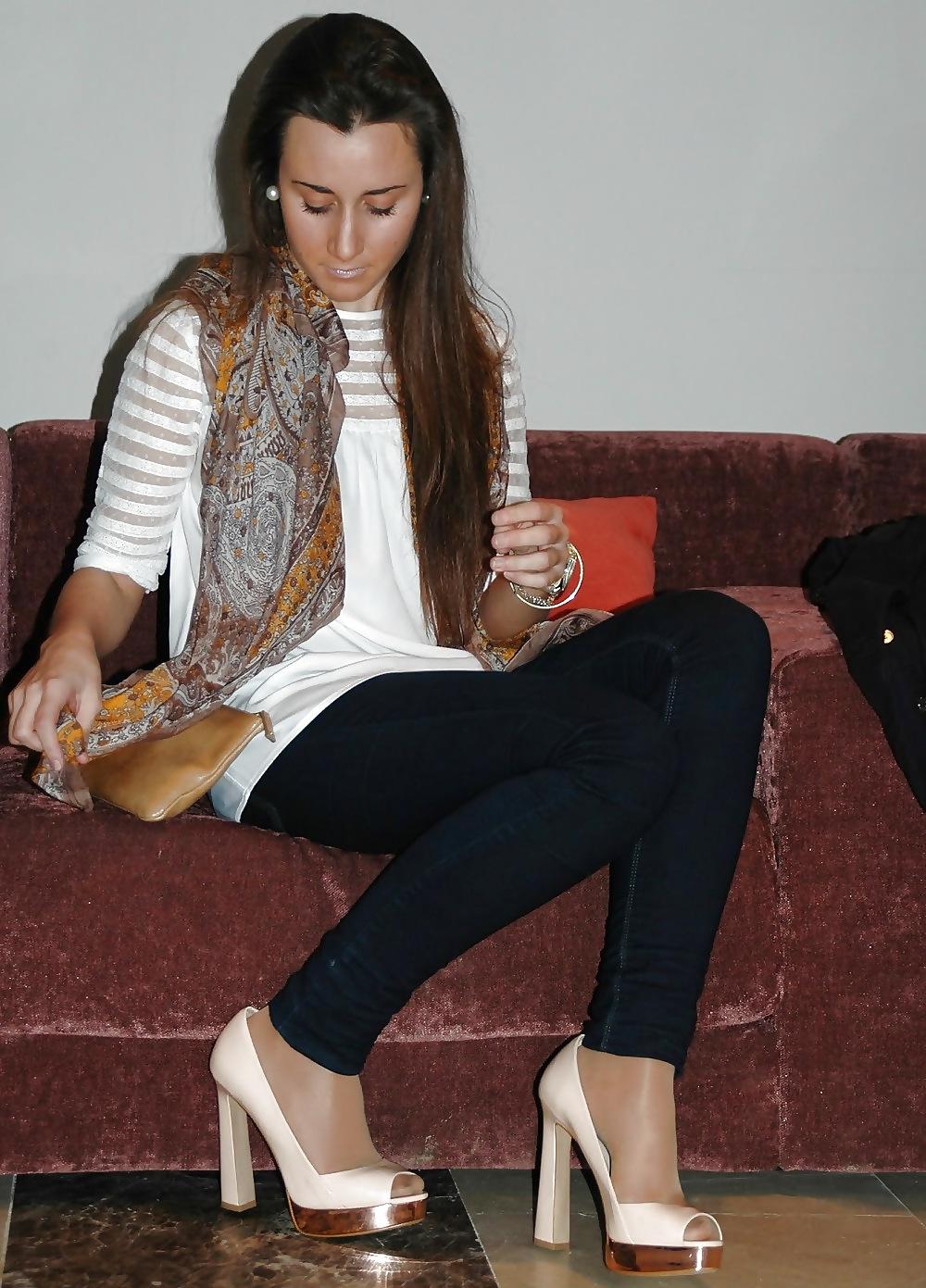 25P Chicks in pants and nylons