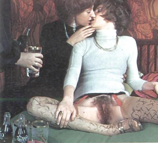 25P SH Retro Lesbian Ladies Kisssing and Touching