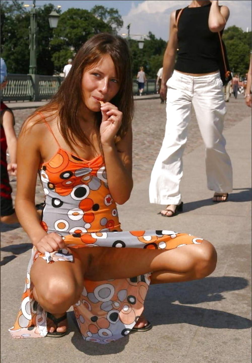 25P Public pussy flashing, street smut.