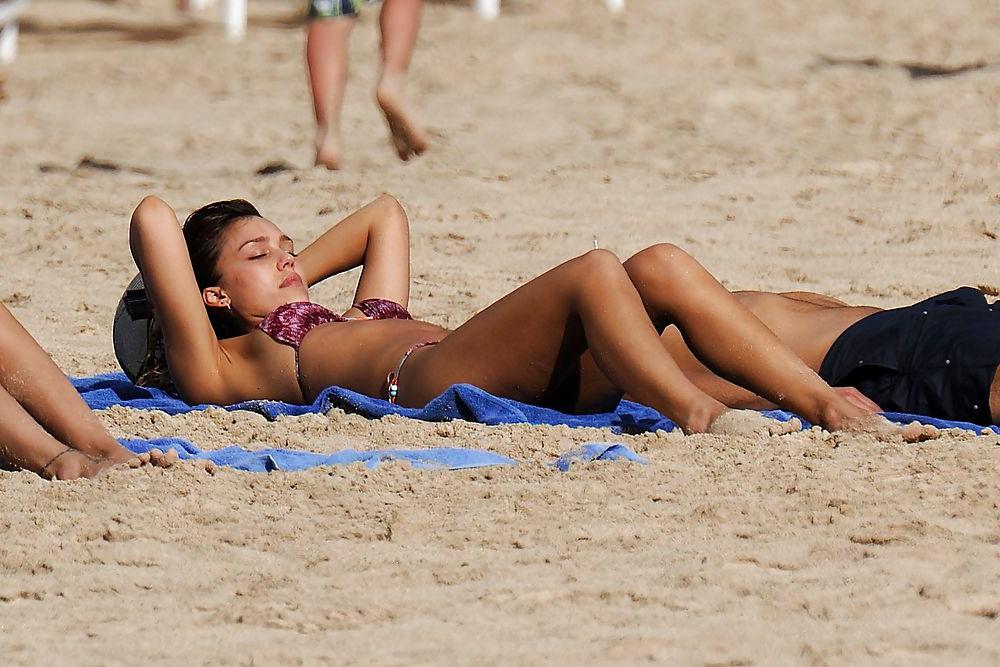25P Jessica Alba Beach