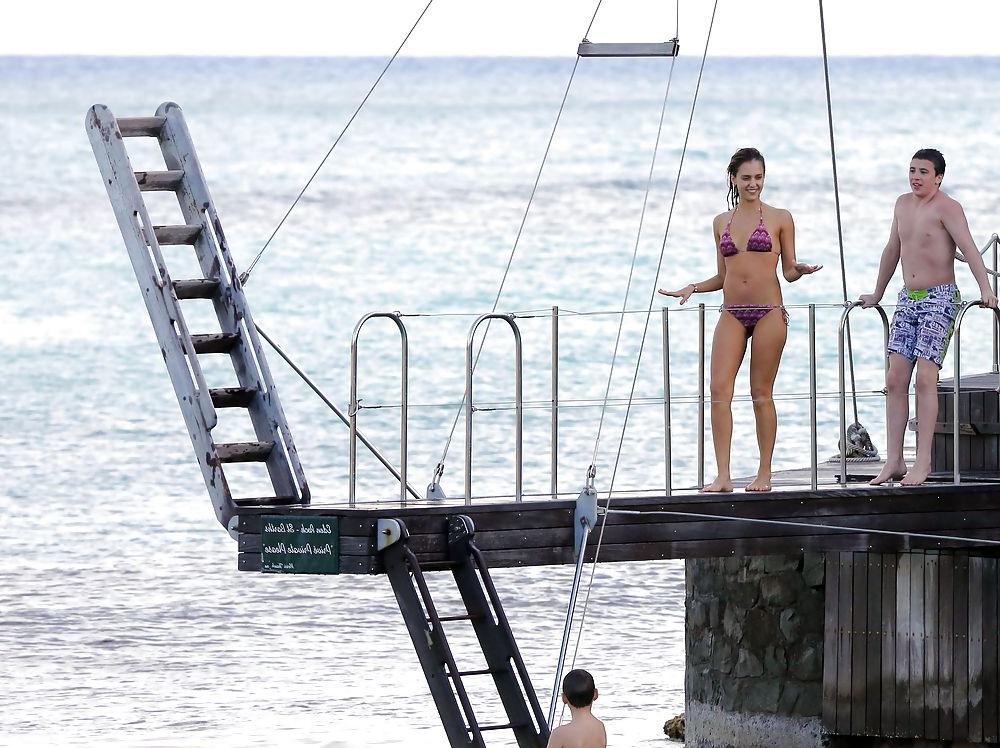 25P Jessica Alba Beach