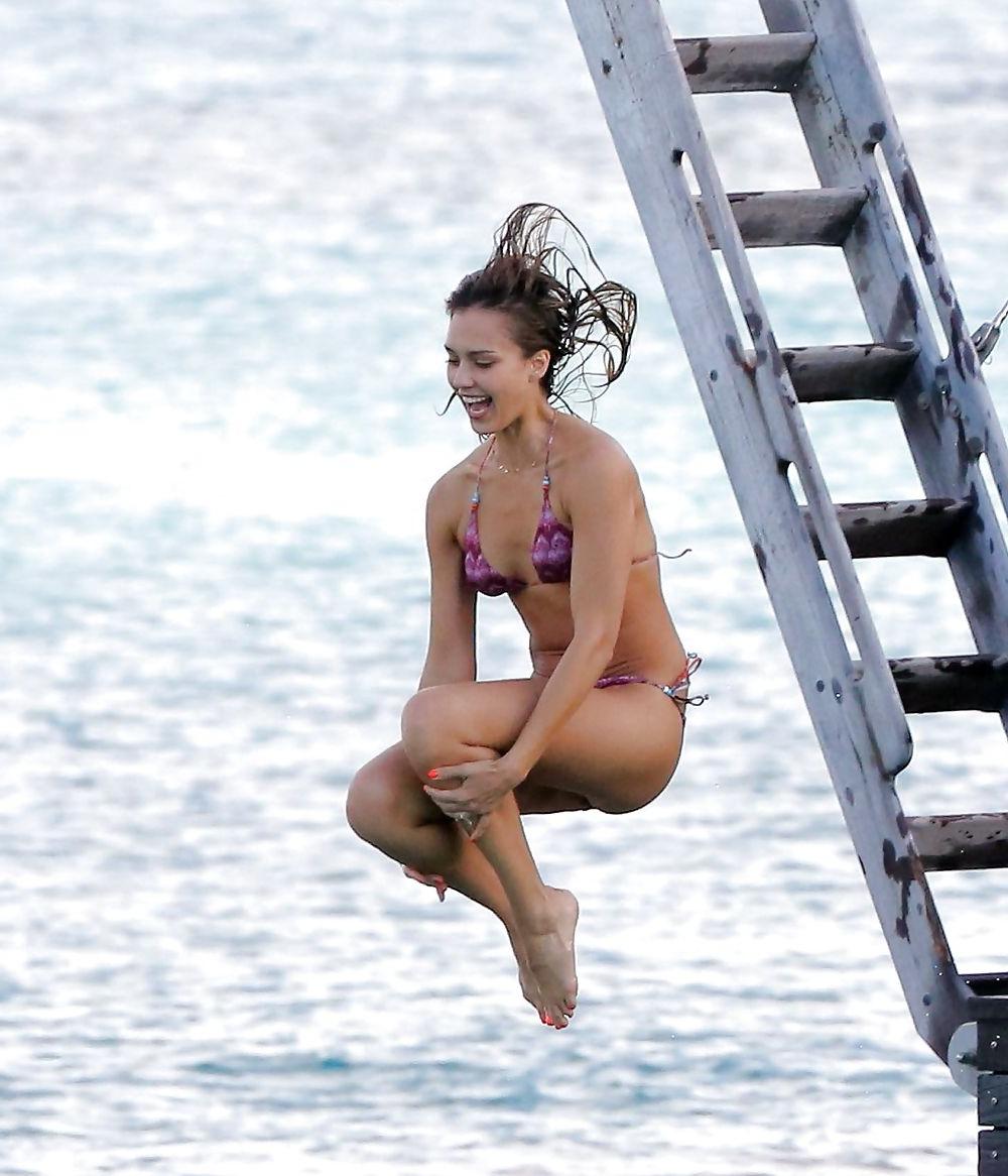 25P Jessica Alba Beach
