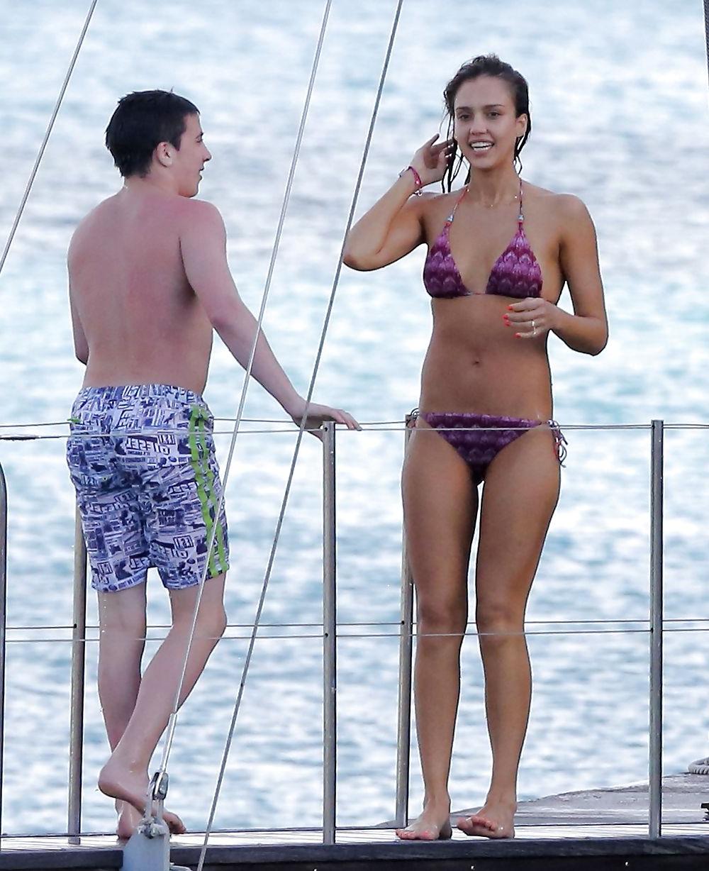 25P Jessica Alba Beach