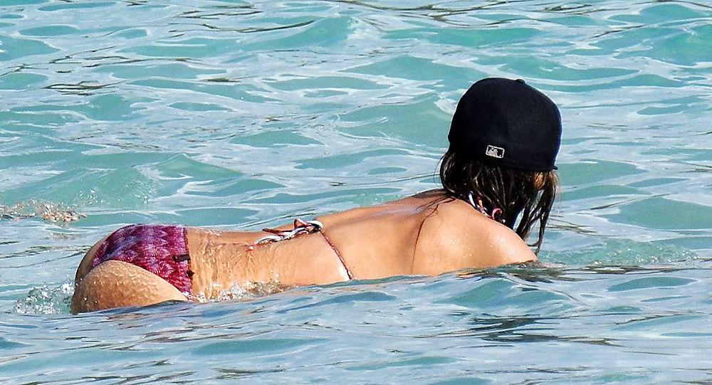 25P Jessica Alba Beach
