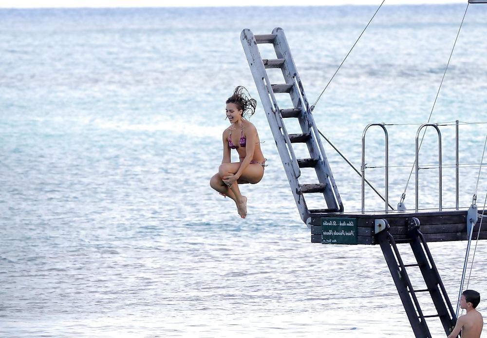 25P Jessica Alba Beach