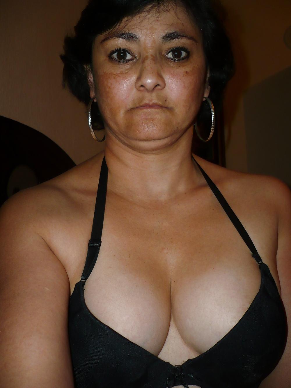 9P Mature latin, boobs, ass, tongue