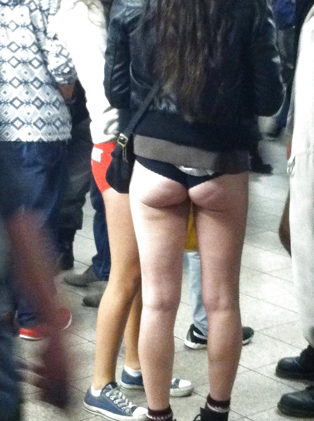 11P No pants subway ride