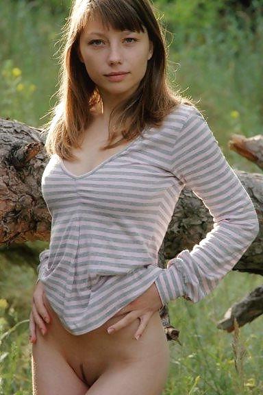 25P Bottomless. Teen pussy on show. Fanny flashing.