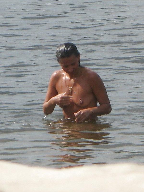 20P Naked beach 107.