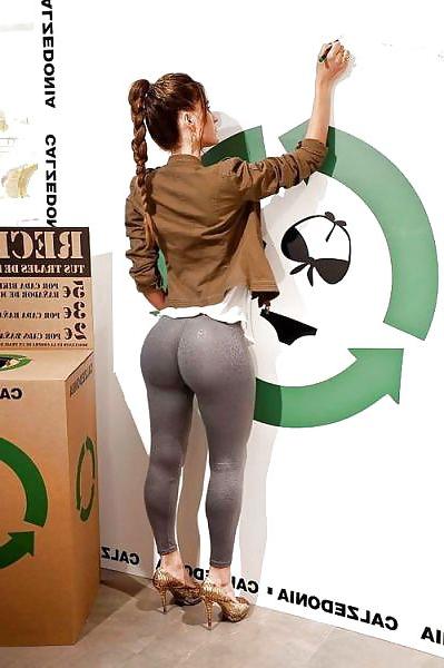 25P Girls in Yoga Pants