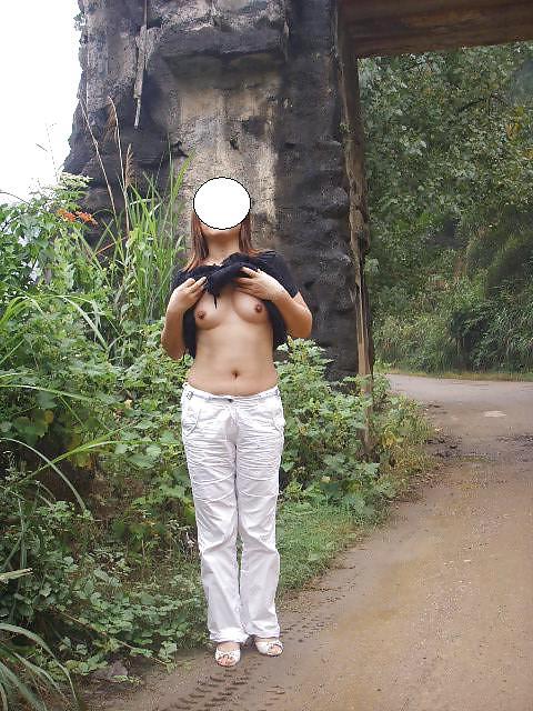 11P Chinese mature woman exposure outdoor