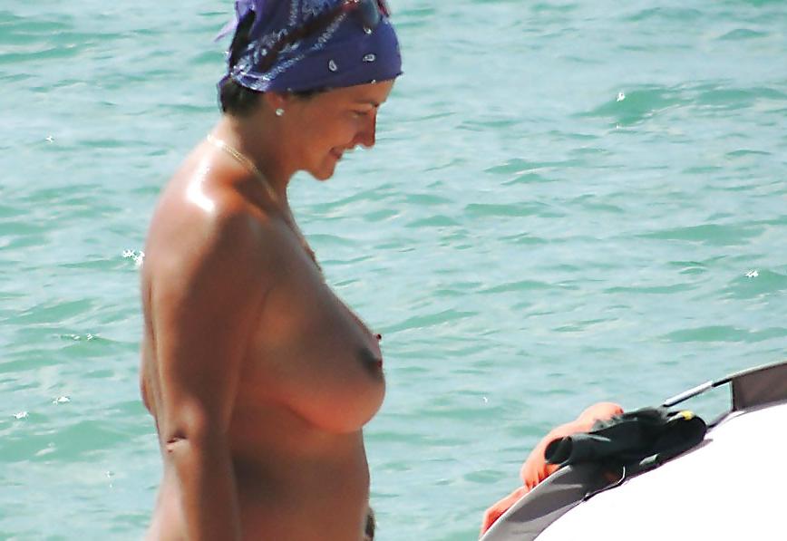 25P GREAT MATURE BEACH TOPLESS