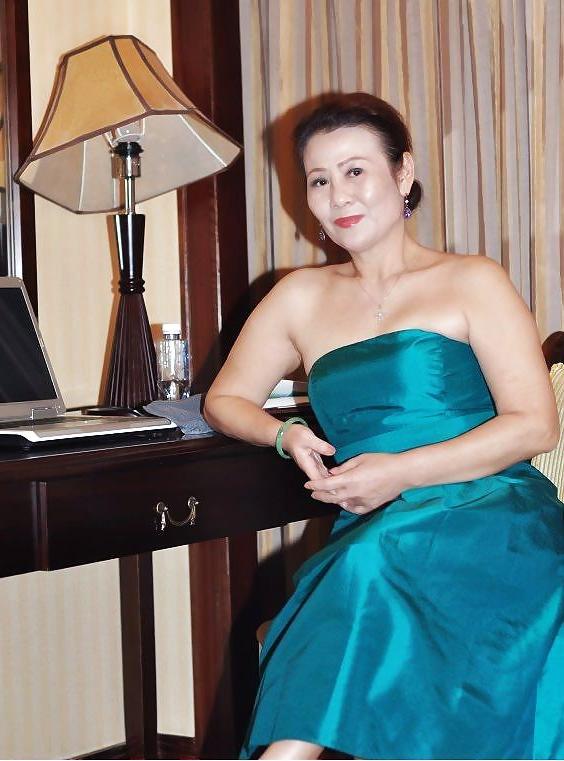 21P Sexy chinese mature woman