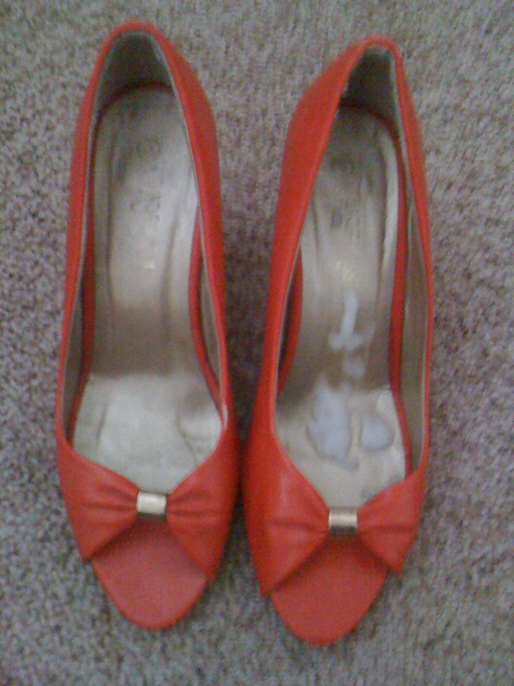 6P The wife's aunty's shoes and big pants