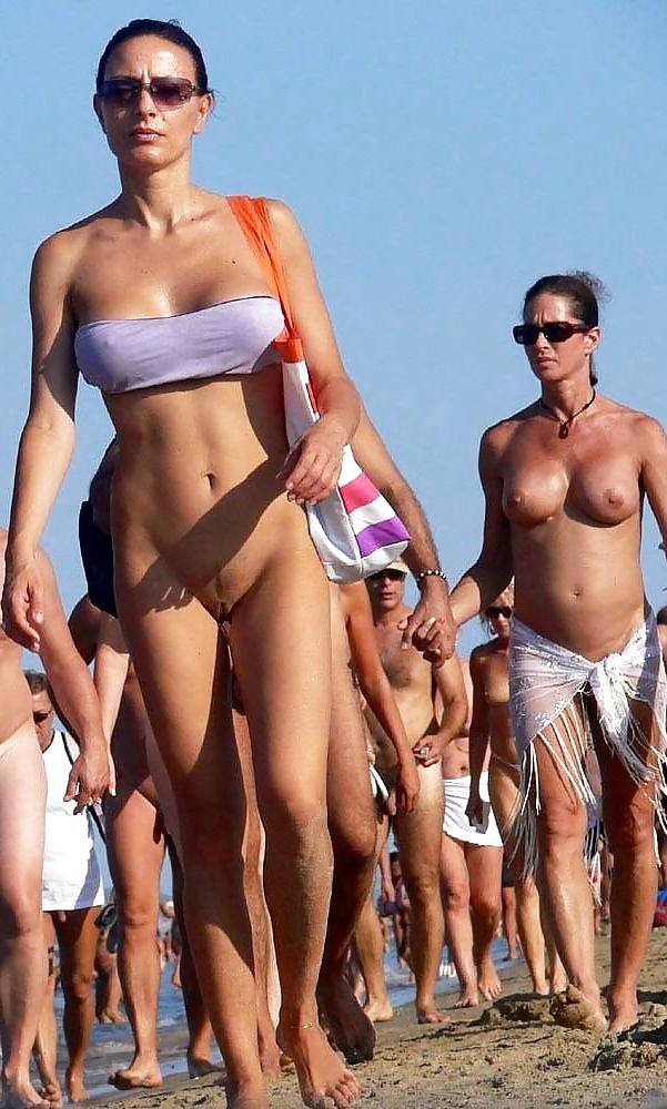 25P Voyeur Beach
