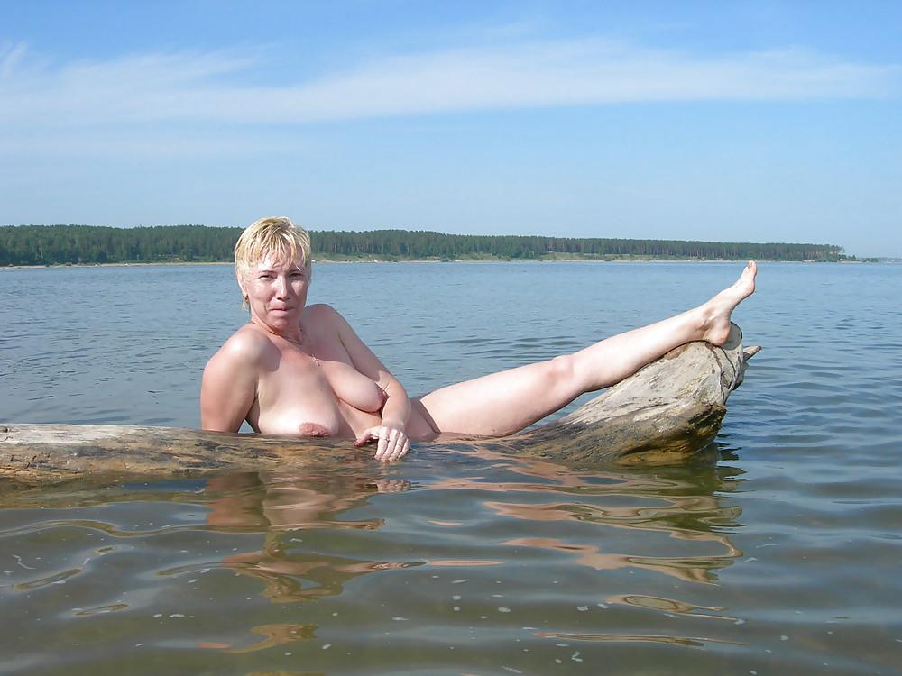 20P Naked beach 111.