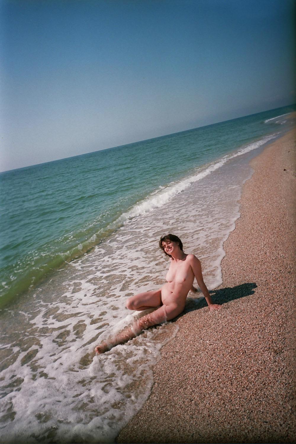 20P Naked beach 111.