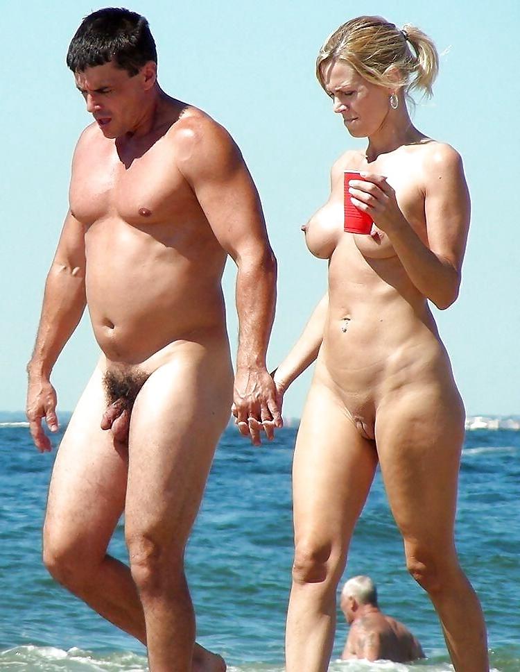 25P Pretty Girls erotically on the Beach