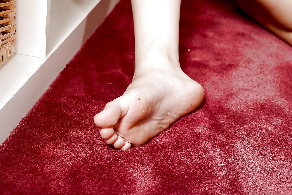 16P J15 Asian Anika Love shows feet and Pussy